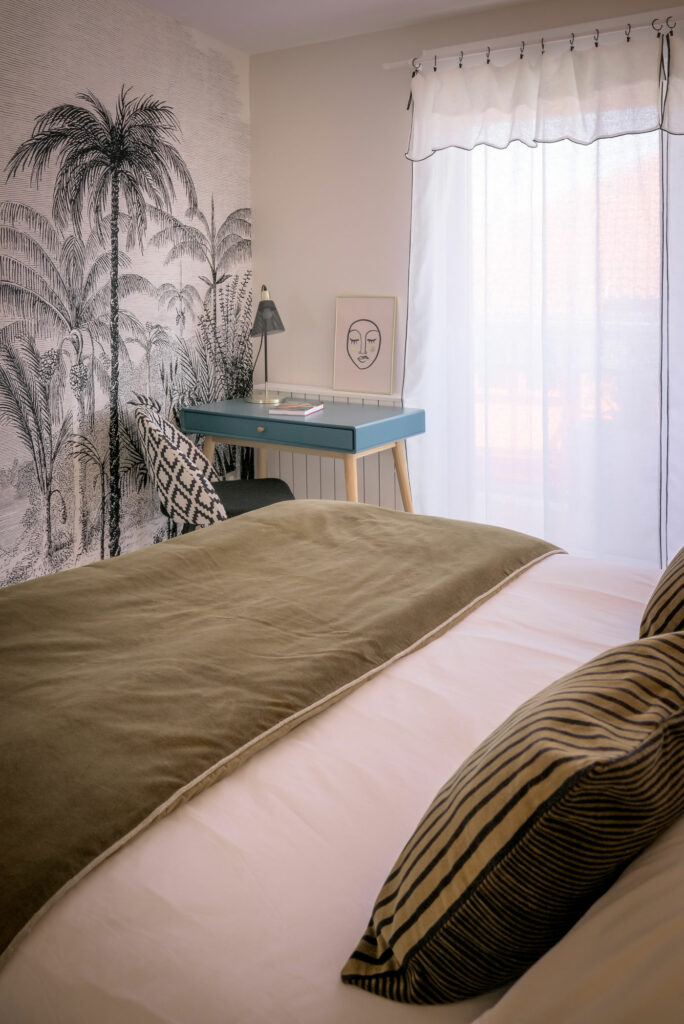 Chambre-parentale-bureau-d-appoint-turquoise-papier-peint-panoramique-noir-et-blanc-palmiers-chaise-tissu-graphique