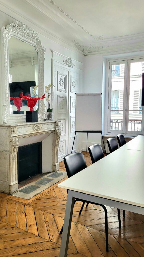 Rénovation de bureaux professionnels avec parquet ancien, cheminée, salle de réunion aménagée par une architecte d’intérieur à Paris