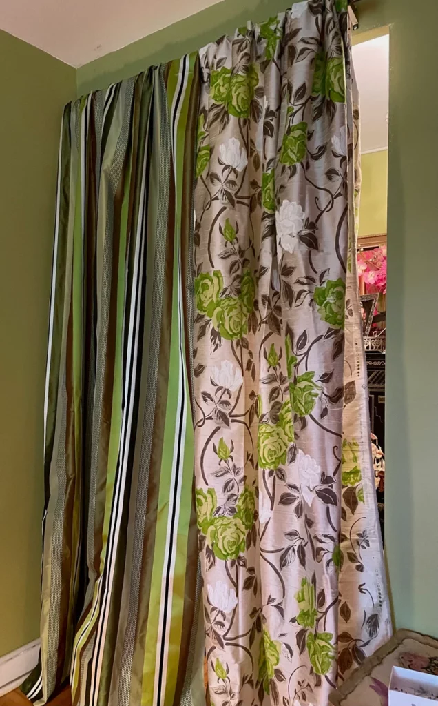 Zoom sur rideau à rayures vertes associé à un tissu floral, mélange de motifs coordonnés par la couleur, décoration intérieure élégante.