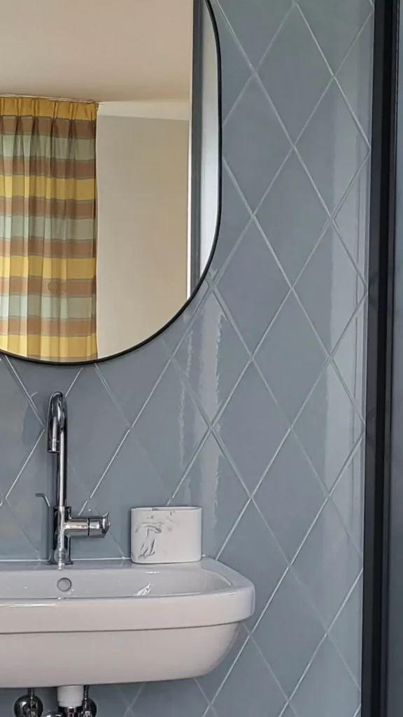 Vasque blanche et carrelage en losange bleu — rénovation maison ancienne Vincennes