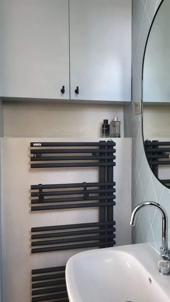 Meuble haut et sèche-serviettes noir — salle de bain rénovée Vincennes